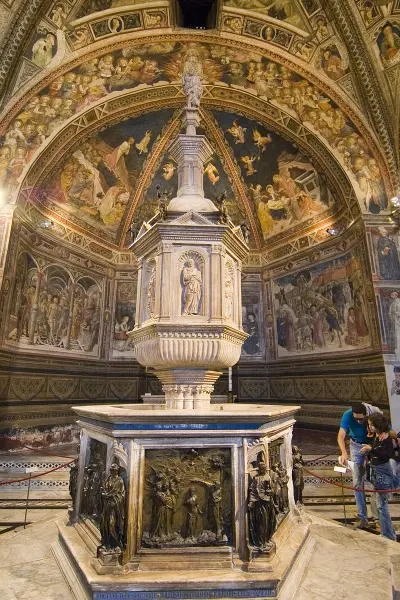 <p>Fonte Battesimale di Siena. 1417-30. Siena, Battistero. Foto di <a href=