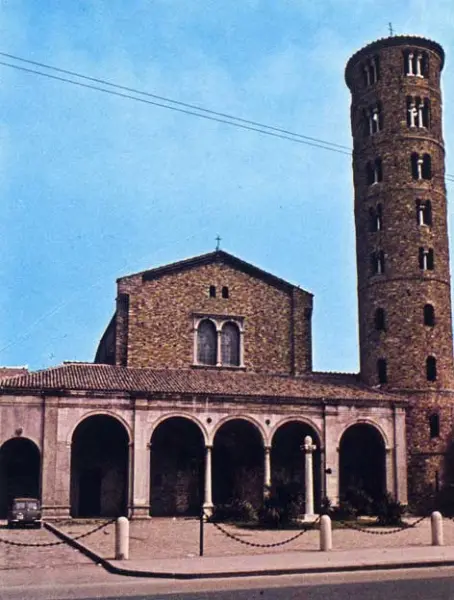 Facciata e campanile di Sant'Apollinare Nuovo. Ravenna