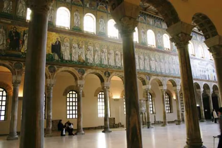 Veduta dell'interno di Sant'Apollinare Nuovo. Ravenna