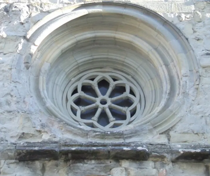 <p>Rosone della Basilica di Santa Maria Assunta. Bagno di Romagna. Foto delle autrici del testo.</p>