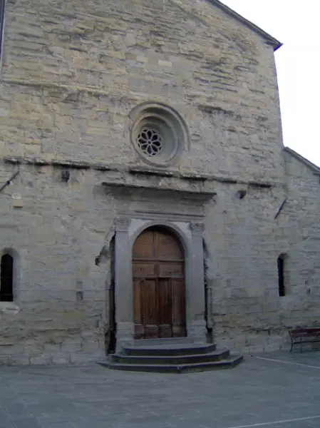 <p>Basilica di santa Maria Assunta. IX sec. Facciata. Bagno di Romagna. Foto delle autrici del testo.</p>