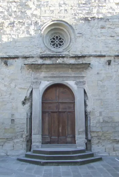<p>Basilica di santa Maria Assunta. IX sec. Portale e rosone. Bagno di Romagna. Foto delle autrici del testo.</p>