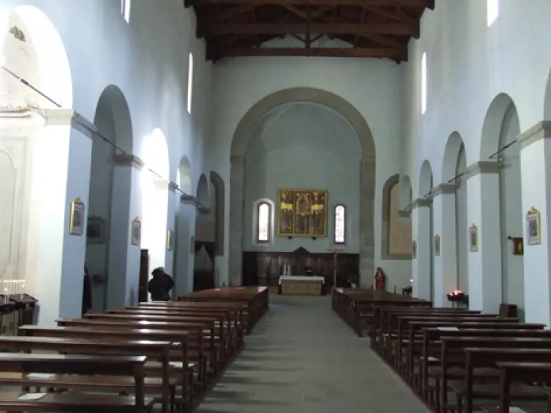 <p>Basilica di santa Maria Assunta. IX sec. Veduta dell'interno verso l'altare. Bagno di Romagna. Foto delle autrici del testo.</p>