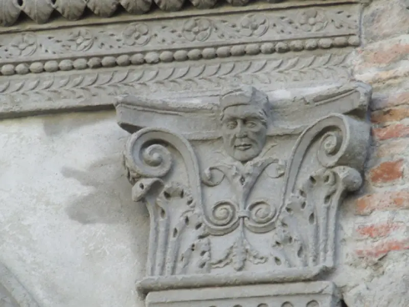 <p>Basilica di santa Maria Assunta. IX sec.Part. del capitello della lesena destra del portale. Bagno di Romagna. Foto delle autrici del testo.</p>