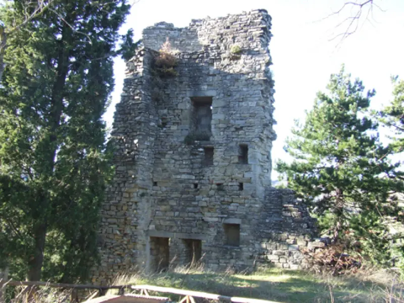 Resti della rocca di Corzano.