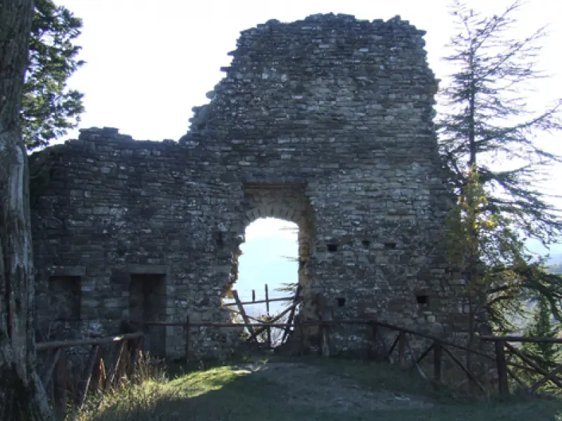 Resti della rocca di Corzano.