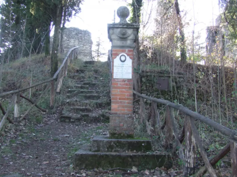 Cippo e stele commemorativa di Pellegrino Scotti.