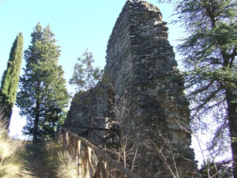 Resti della rocca di Corzano.