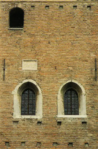 Biblioteca Malatestiana. Cortina muraria con finestrelle archiacute. Cesena