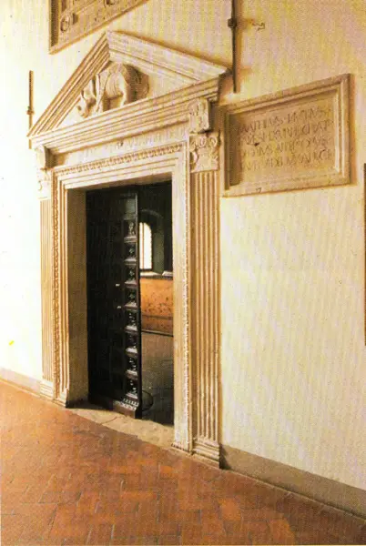 Biblioteca Malatestiana. Interno. Portale ed epigrafe dedicata a Matteo Nuti. 1447. Cesena