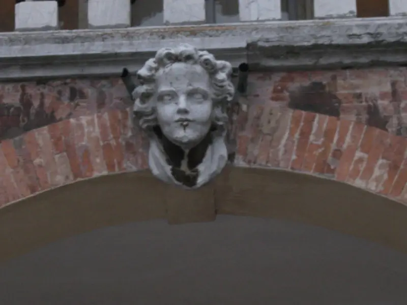 P.M. Angeloni. Palazzo Ghini. Part. di un putto decorativo sulla chiave di volta di un arco della Loggia. 1680. Cesena