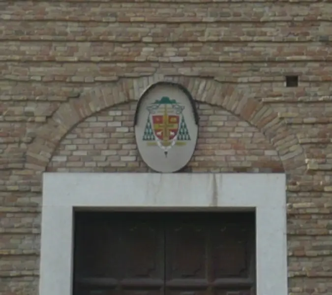 Cattedrale di Santa Maria Assunta. 1799-1702. Part. dello stemma sul portale. Cervia