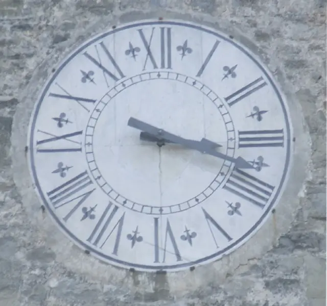 <p>Basilica di santa Maria Assunta. Orologio della Torre campanaria. Bagno di Romagna. Foto delle autrici del testo.</p>