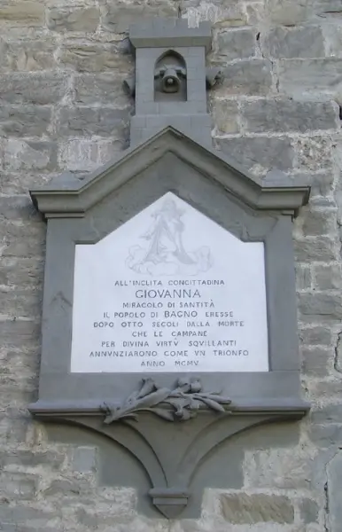 <p>lapide dedicatoria alla Beata Giovanna.Basilica di Santa Maria Assunta, Bagno di Romagna. Foto delle autrici del testo.</p>