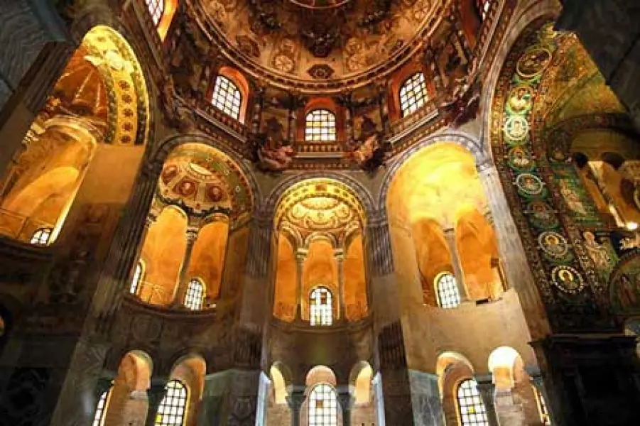 Basilica di San Vitale. Interno, veduta delle esedre e dei matronei. Ravenna