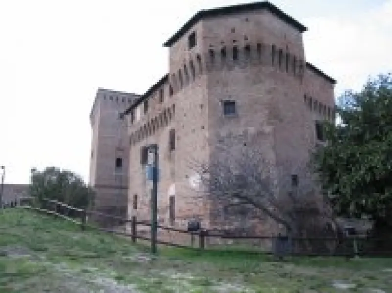Rocca Malatestiana, Cortile interno. Nella foto le due torri, la Femmina e il Maschio. Cesena
