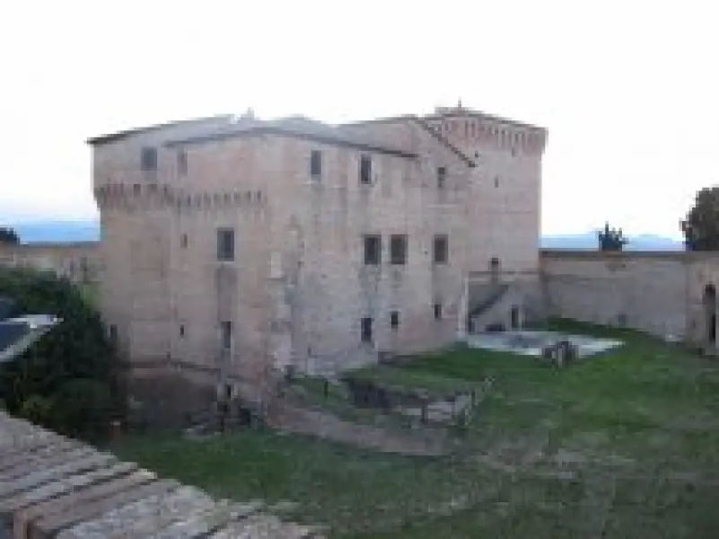 Cortile interno. Veduta con la Femmina e il Maschio. Rocca Malatestiana, Cesena