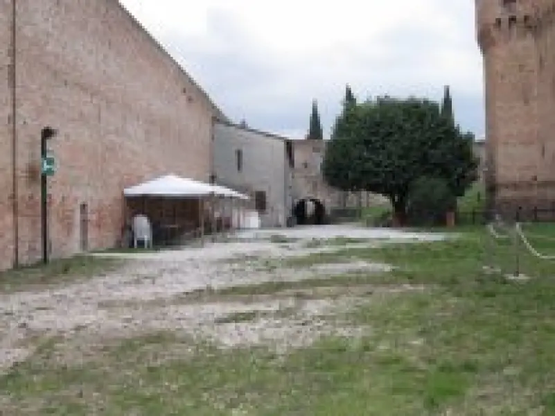 Cortile interno. Veduta verso l'ingresso. Rocca Malatestiana, Cesena