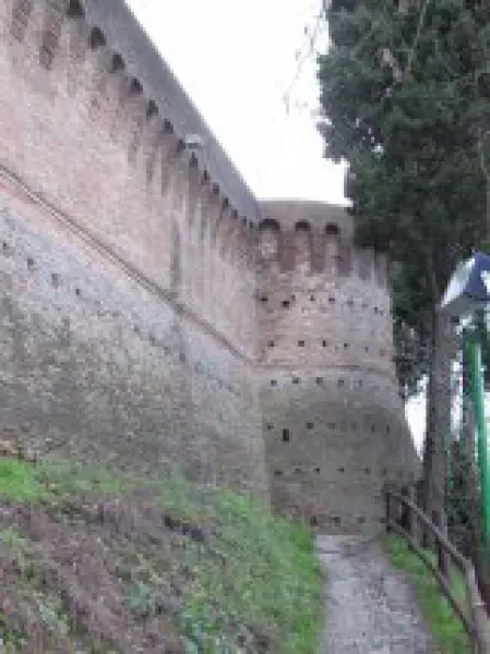 Muro di cinta e torrione angolare. Rocca Malatestiana, Cesena