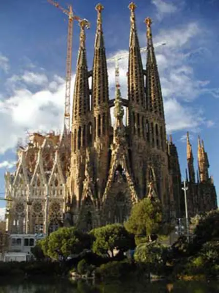 Antoni Gaudì. Sagrada Familia. Iniziata dal 1892. Barcellona