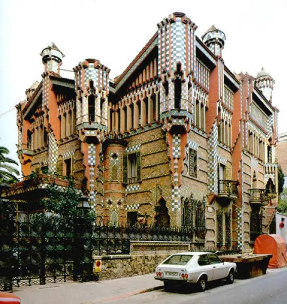 Antoni Gaudì. Casa Vicens. 1878-80. Veduta dell'ingresso. Barcellona.