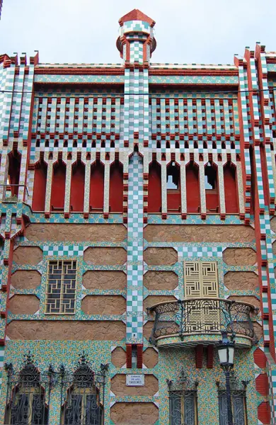 Antoni Gaudì. Casa Vicens. 1878-80. dettaglio della facciata e torricino. Barcellona.