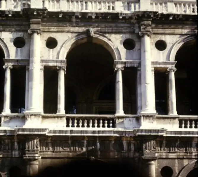 Andrea Palladio. Basilica. Iniziata nel 1549. Part. della Serliana. Vicenza.