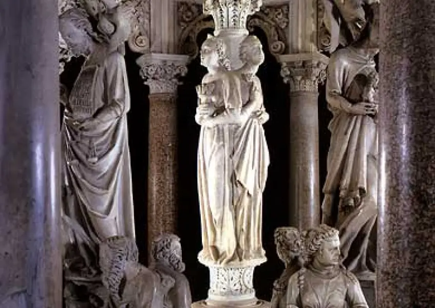 Giovanni Pisano. Pulpito di Pisa. 1302-1310. Dett. delle cariatidi. Marmo. Duomo di Pisa.