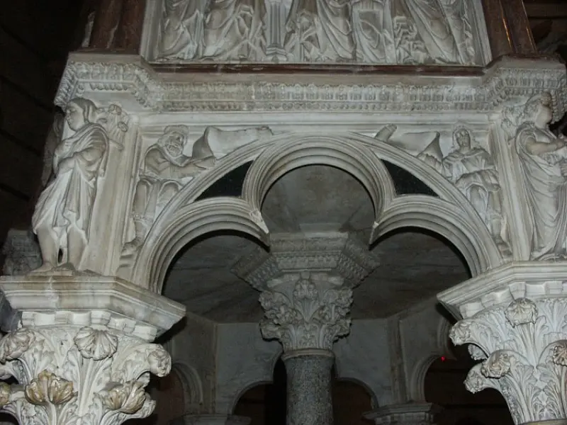 Nicola Pisano. Pulpito. Part. dell'arco trilobato. 1260. Marmo e granito. h. 465 cm. Pisa, Battistero.