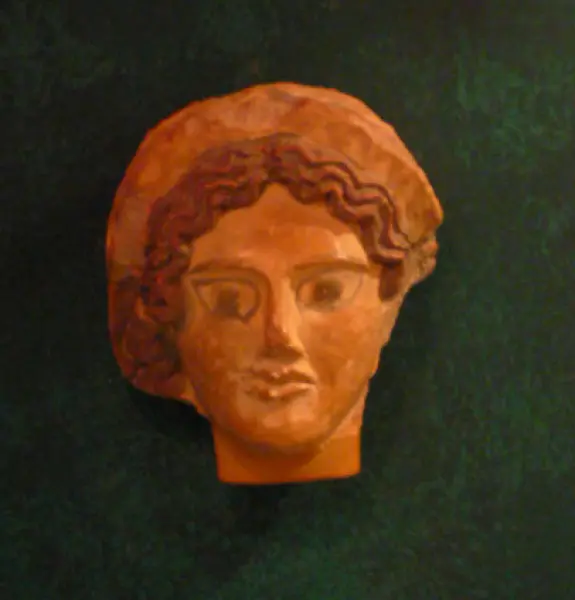 Antefissa a testa di menade. Civiltà etrusca. V sec. a.C. Terracotta.
Partina (AR). Museo Archeologico.