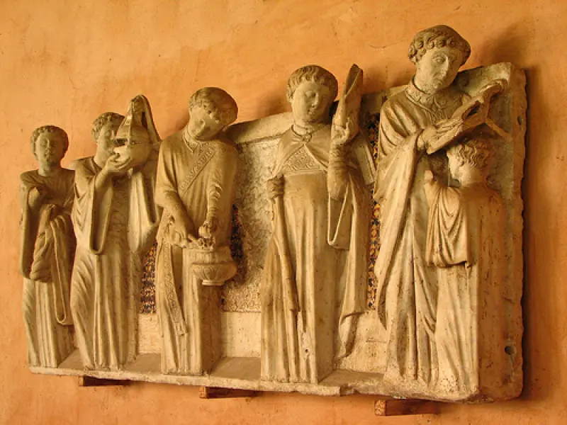 Arnolfo di Cambio. Monumento Annibaldi. 1276. Marmo. Processione dei chierici. Roma, Chistro di San Giovanni in Laterano.