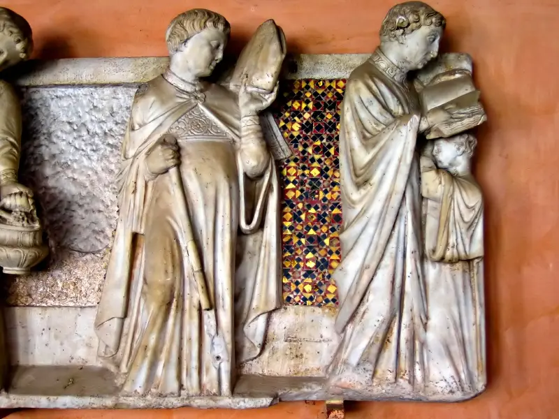 Arnolfo di Cambio. Monumento Annibaldi. Dett. della Processione dei chierici. 1276. Marmo. Roma, Chistro di San Giovanni in Laterano.