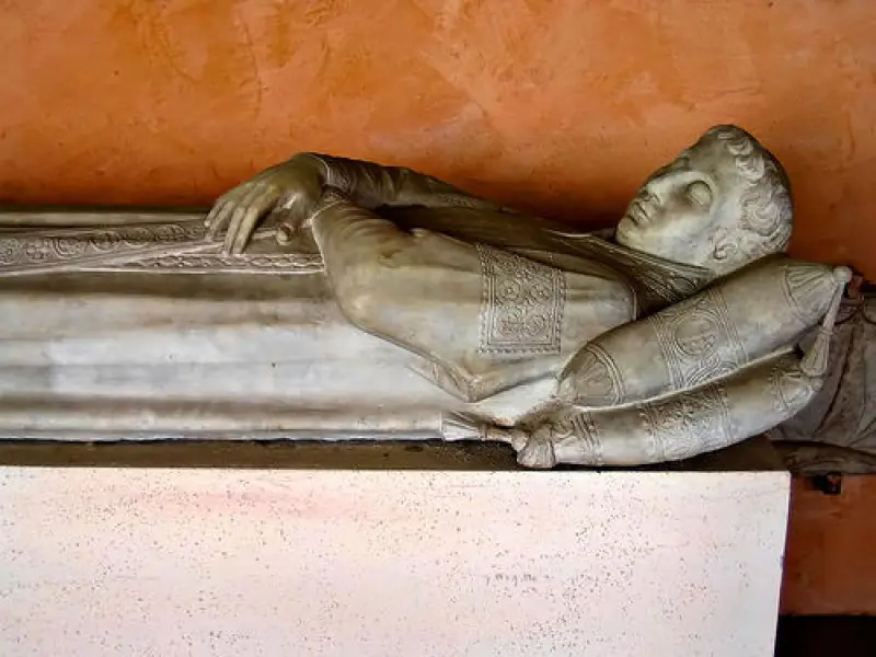 Arnolfo di Cambio. Monumento Annibaldi. Dett. della Statua del giacente. 1276. Marmo. Roma, Chistro di San Giovanni in Laterano.