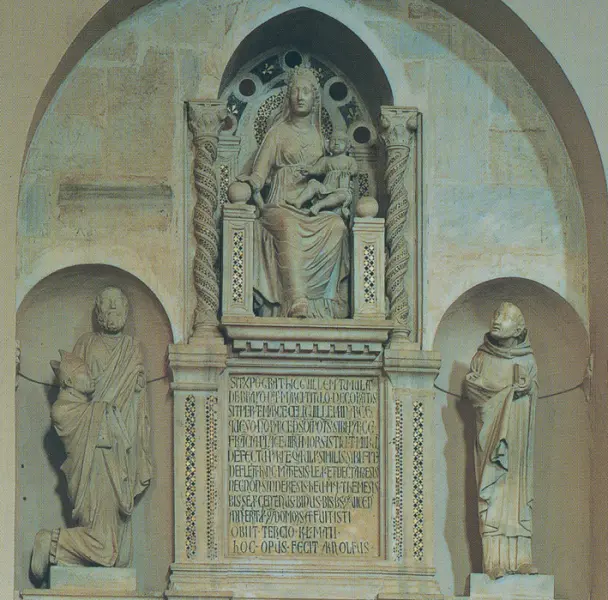 Arnolfo di Cambio. Monumento funebre del cardinale De Braye. 1282. Marmo e mosaico. Dett. del coronamento. Orvieto, San Domenico.