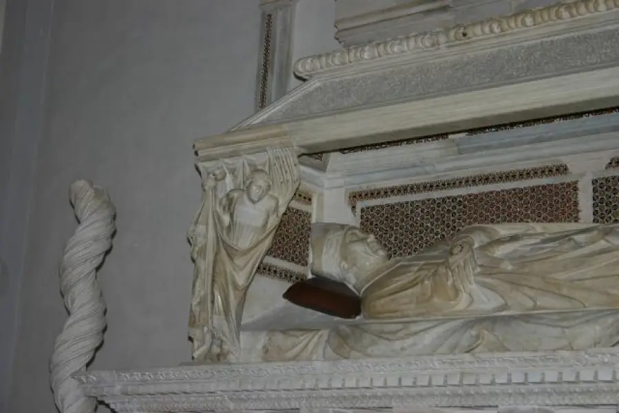 Arnolfo di Cambio. Monumento funebre del cardinale De Braye. 1282. Marmo e mosaico. Dett. della statua del giacente. Orvieto, San Domenico.