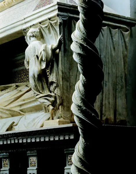 Arnolfo di Cambio. Monumento funebre del cardinale De Braye. 1282. Marmo e mosaico. Dett. del lato destro. Orvieto, San Domenico.