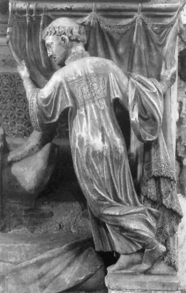 Arnolfo di Cambio. Monumento funebre del cardinale De Braye. 1282. Marmo e mosaico. Dett. del chierico reggicortina. Orvieto, San Domenico.