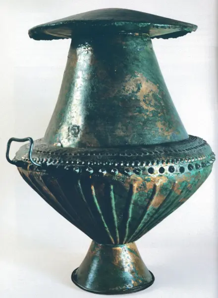 Vaso cinerario biconico. Seconda metà dell'VIII sec. Bronzo. a.C. Proveniente da Vulci, Necropoli dell'Osteria. Roma, Museo Nazionale Etrusco di Villa Giulia.