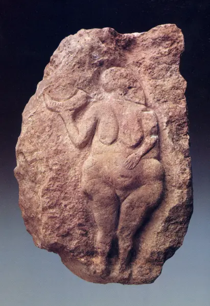 Dama del corno. 25.000-18.000 a. C. Incisione e rilievo su pietra. Da Laussel (Dordogna, Francia)