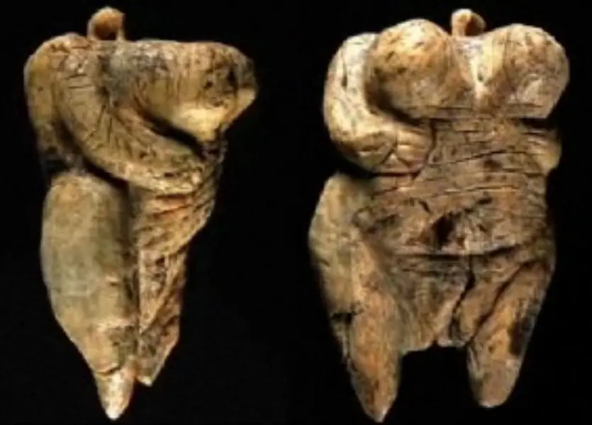 Venere di Hohle Fels. 35.000 a. C. ca. Avorio di mammut. Dalla grotta di Fels (Hohle Fels), presso Schelklingen. Germania sud-occidentale.