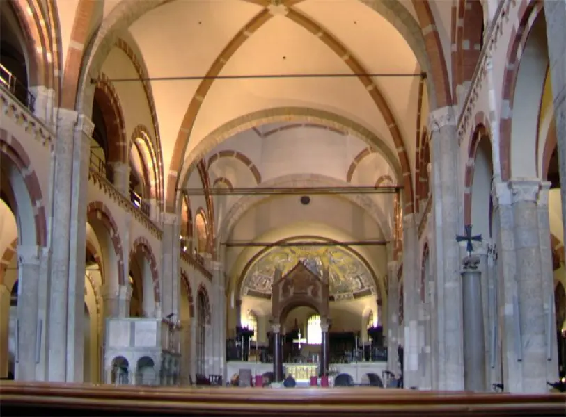 Basilica di Sant'Ambrogio. 1196. Veduta della navata centrale con le campate. Milano.