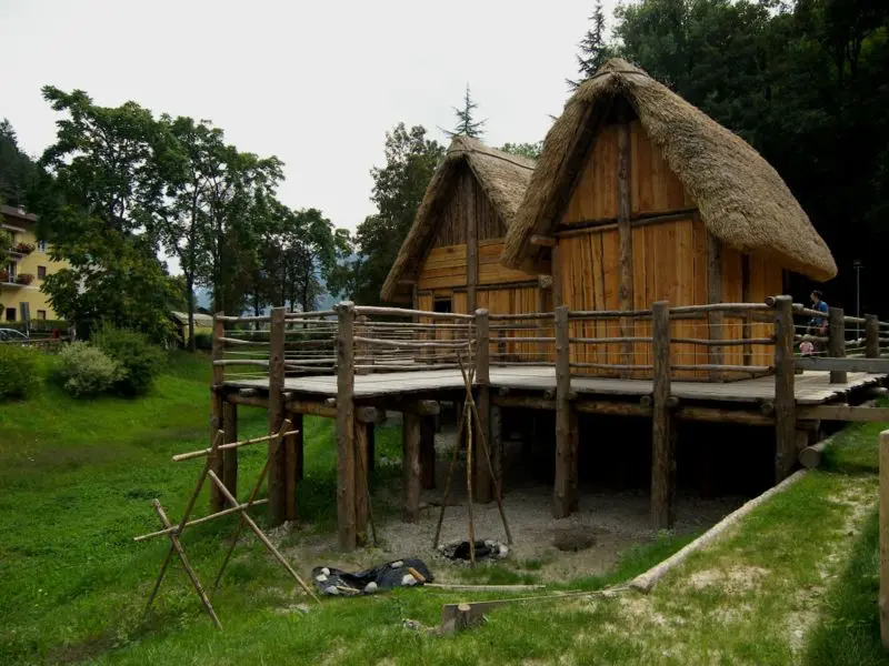 Ricostruzione di palafitte del tardo Neolitico. Lago di Ledro (Molina), Trentino.