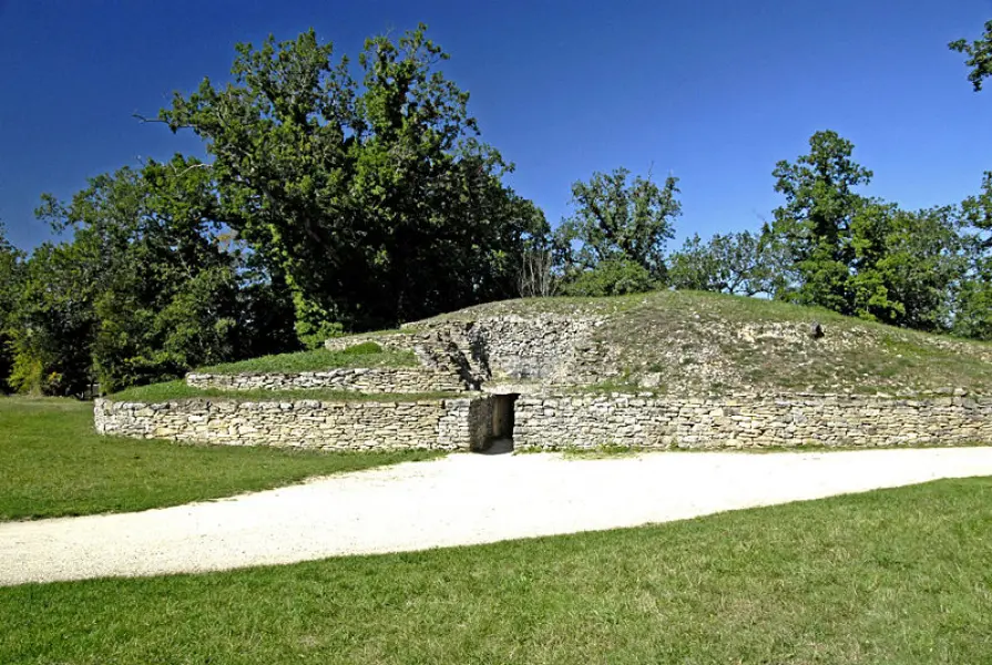 Tumulo neolitico della necropoli di Bougon, in Francia.