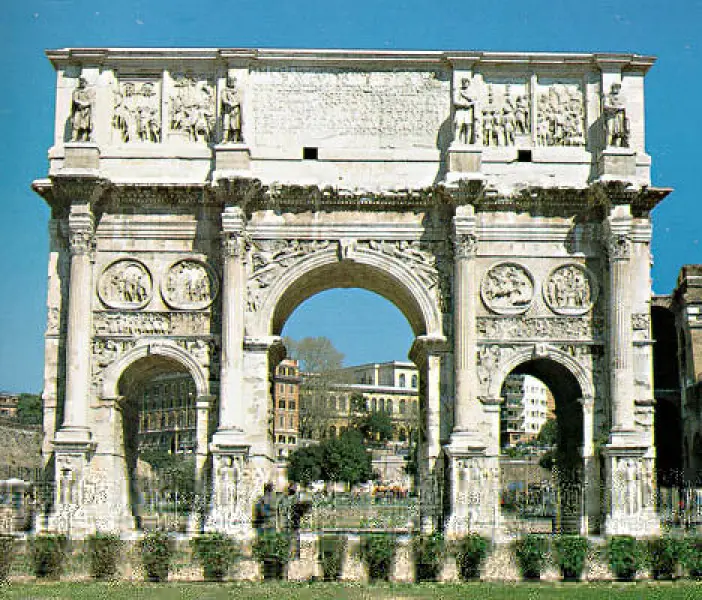 Arco di Costantino. 315 d.C. Marmo. Roma
Esempio di arco a tre fornici.