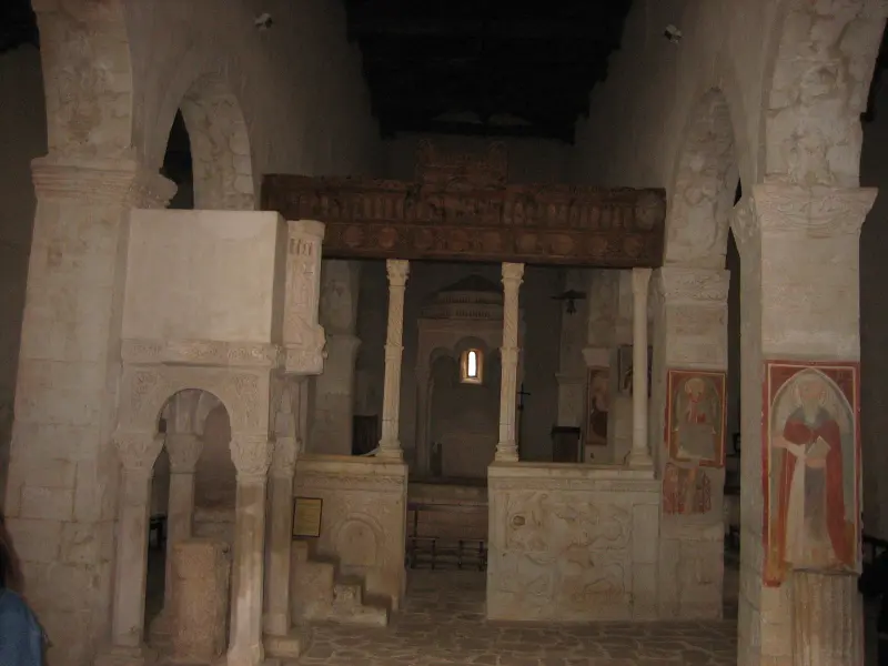 Ambone e iconostasi. Chiesa di Santa Maria in Valle. Porclaneta (Magliano dei Marsi - Abruzzo).