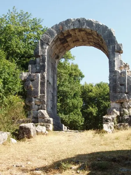 Arco di San Damiano sulla via Flaminia. I sec.a.C. Carsulae. Sangemini (Località Portaria, ai piedi dei Monti Martani), Terni