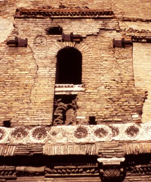 Esempio di muratura medievale in laterizi. Casa dei Crescenzi. 1040- 1065. Roma