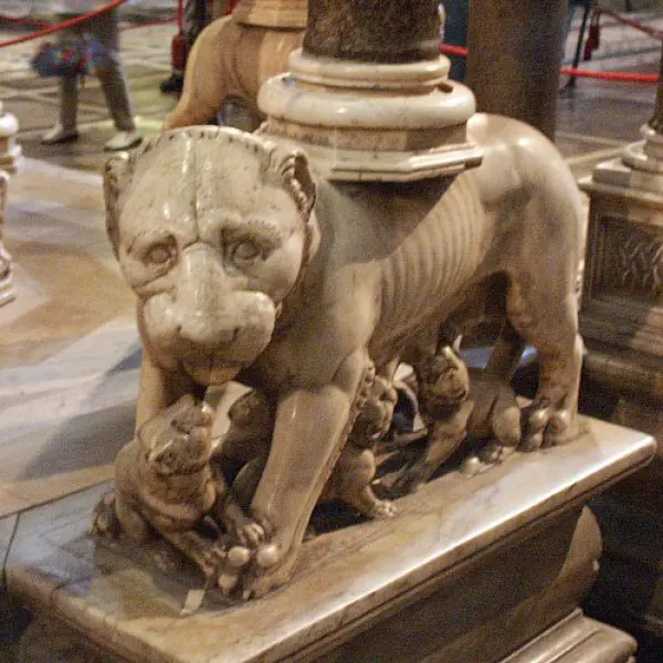 Esempio di leone stiloforo. Nicola Pisano. Leonessa con i cuccioli. Pulpito del Duomo di Siena. 1265-68. Marmo. Siena, Duomo.