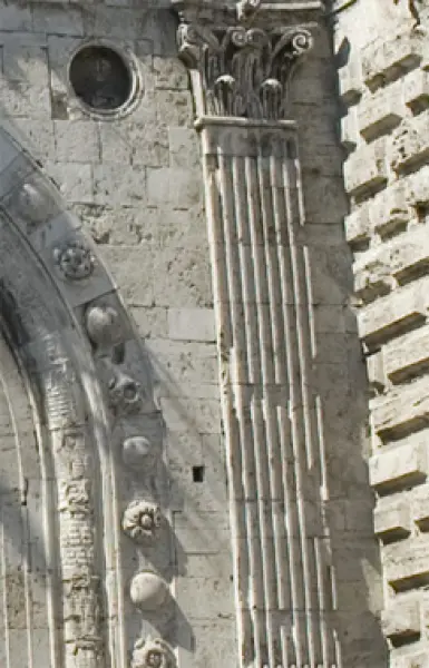 Lesena corinzia. Dettaglio dell'ornamentazione architettonica della porta San Pietro a Perugia