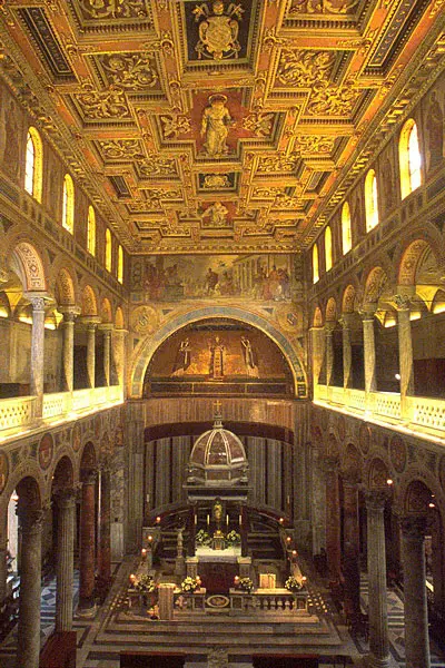 Basilica di Sant'Agnese fuori le mura. Veduta dell'interno con matronei. Roma